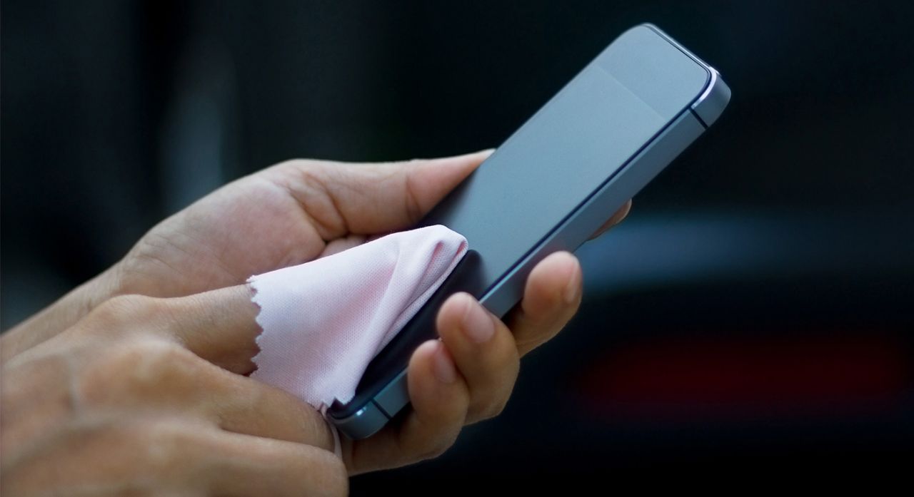 วิธีทำความสะอาดโทรศัพท์ของคุณอย่างปลอดภัยด้วยผ้าเช็ดทำความสะอาดฆ่าเชื้อ - ภาพข่าวบน imei.info